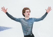 Не успел прогреметь московский этап Гран-при России, как замаячил уже впереди этап в Омске. И там в мужском одиночном катании второй раз появятся и Петр Гуменник, и Евгений Семененко, и Владислав Дикиджи, и Глеб Лутфуллин… Страсти одиночников накаляются. Победивший в Москве Марк Кондратюк будет смотреть на коллег со стороны, у него уже началась подготовка к чемпионату России.  
