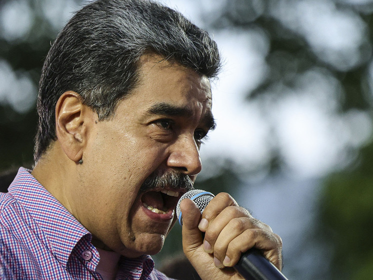 «Американская военщина все громче бряцает оружием у берегов Венесуэлы. Недавно в Карибское море вошел авианосец «Джеральд Р. Форд», сопровождает который ударная группа военно-морских сил США. На борту этого авианосца находятся десятки ударных истребителей, боевые вертолеты и более четырех тысяч военных. В Белом доме уже начали обсуждать, куда отправить в изгнание президента Венесуэлы Николаса Мадуро и его ближайшее окружение – в Россию, в Турцию, Азербайджан и на Кубу.