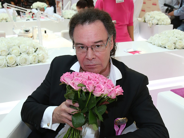 Михаил Муромов отмечает юбилей: ему исполняется 75 лет. Легендарный композитор и певец не унывает: он записывает новые песни, гастролирует и активно снимается в телевизионных программах, радуя поклонников. Накануне праздника Муромов встретился с корреспондентами «МК» и откровенно рассказал о своей сегодняшней жизни.
