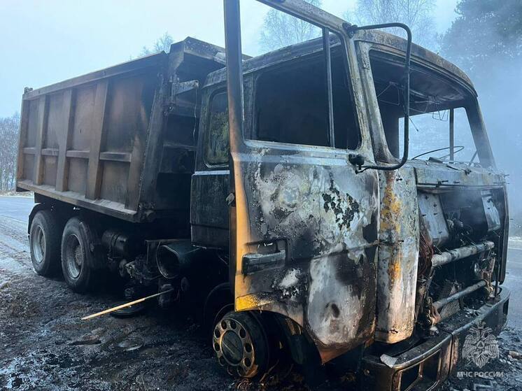 В Тверской области полностью выгорел груженый щебнем самосвал