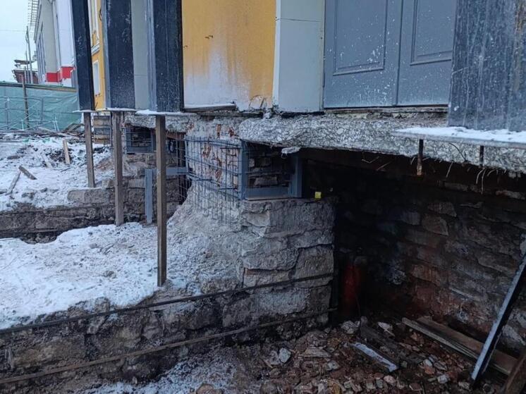 Аварийное крыльцо театра кукол ремонтируют в Архангельске