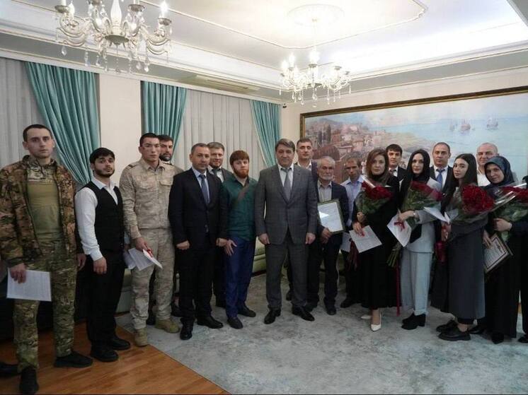 В Махачкале сиротам вручили жилищные сертификаты и ключи от квартир