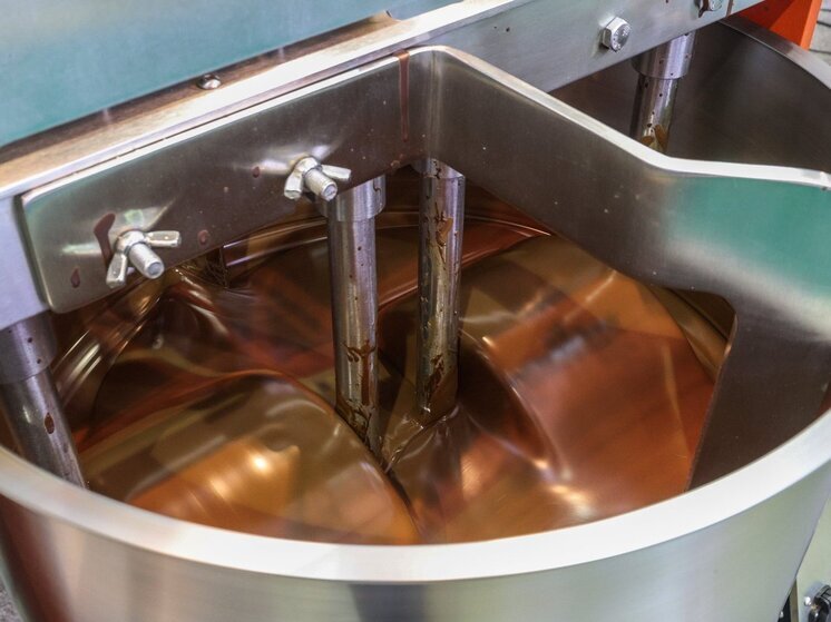 Из-за засухи в Африке и подорожания какао-бобов производители заменяют молочный шоколад