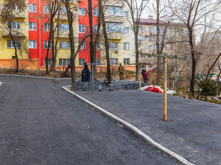 Новый асфальт и детские площадки: как преображаются дворы Владивостока