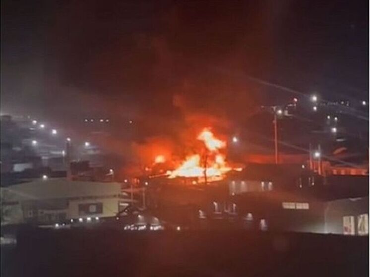 Гаражный бокс горел вечером в Иркутске