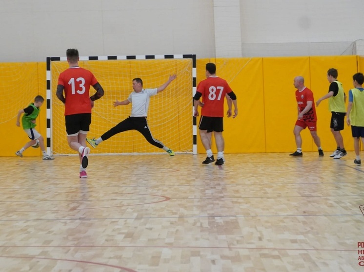 Росгвардия НАО сыграла в мини-футбол с подростками