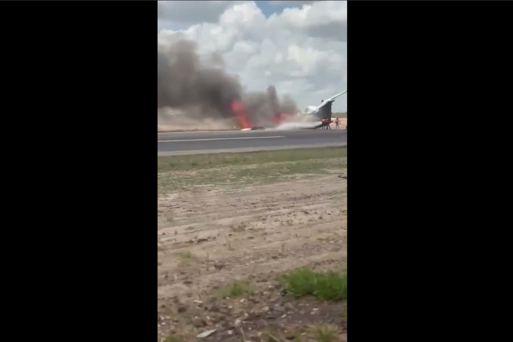 Самолет с министром загорелся на взлетной полосе