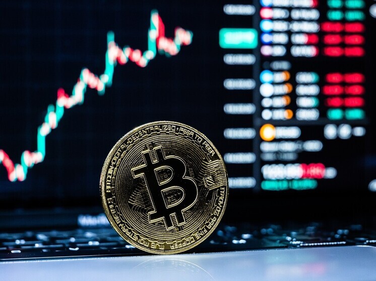 Стоимость биткоина на бирже Binance впервые с 22 апреля опустилась ниже 90 тысяч долларов