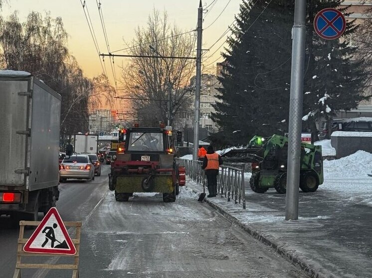 Новосибирск продолжает масштабную уборку снега