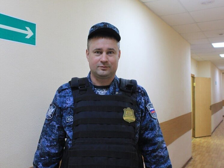 Судебный пристав спас жизнь посетителю суда в Курске