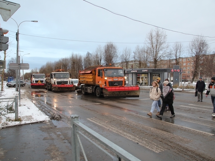 Спецтехника очищает дороги Северодвинска от снега и гололёда