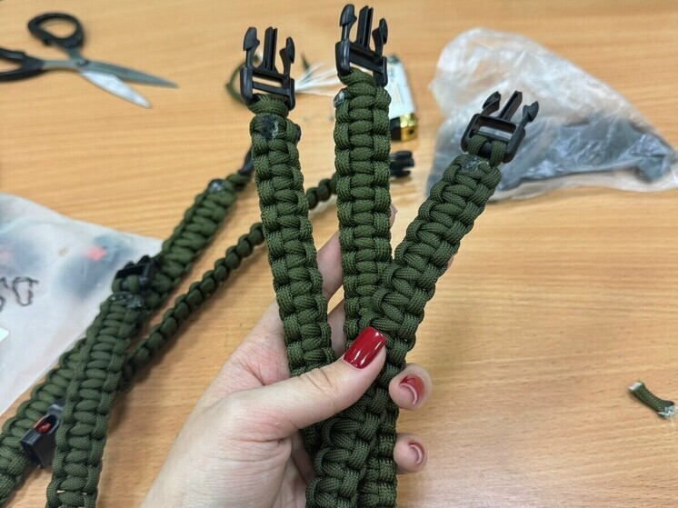 Костромские волонтеры изготовили для СВО «браслеты выживания»