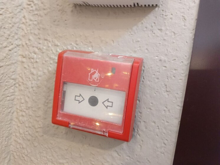 Мужчину госпитализировали после пожара в коммуналке на Большевиков