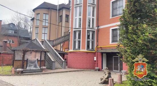 В Подмосковье задержали троих мужчин, ограбивших иностранцев на 15 миллионов рублей. 