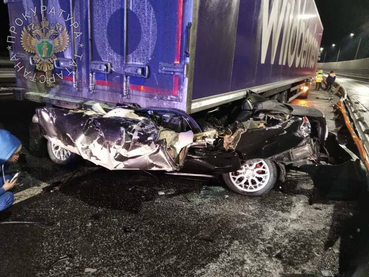 Погибли на трассе в Татарстане водитель и пассажир авто в столкновении с фурой