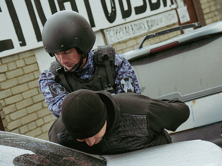 В Пензе росгвардейцы задержали пьяного дебошира приставшего к прохожим на улице Белинского