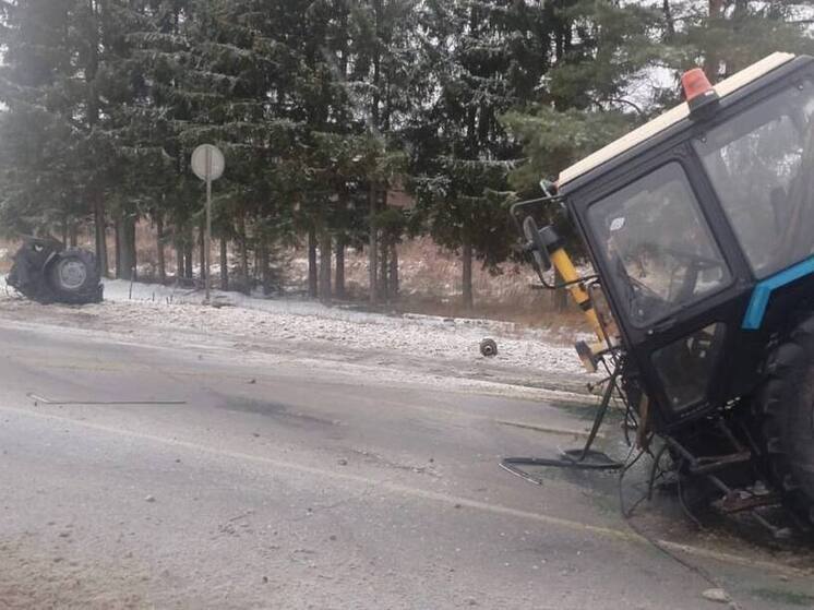 Грузовик переломил пополам трактор в Тверской области