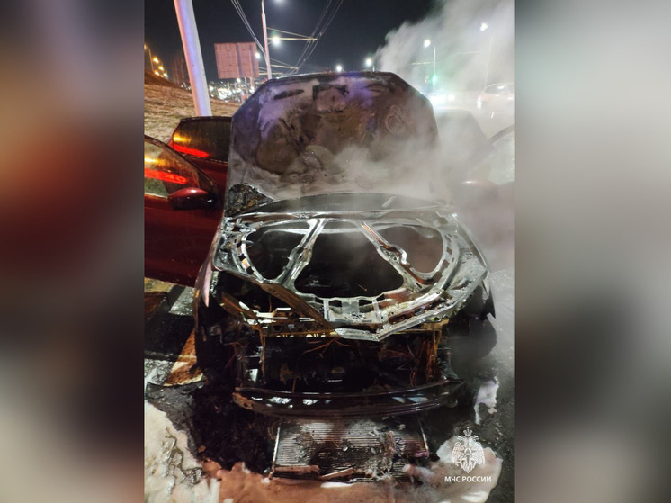 В Уфе потушили два загоревшихся автомобиля