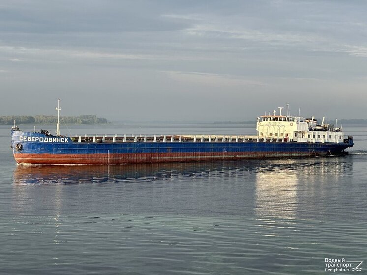 Сухогруз «Северодвинск» сняли с мели в Вологодской области
