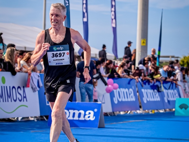 В начале ноября в португальском городе Порту состоялся 21-марафон. Известный международный забег длиною в 42 километра собрал 13 тысяч участников более чем из 80 стран. В их числе был и преподаватель Алтайского госуниверситета Александр Агишев.