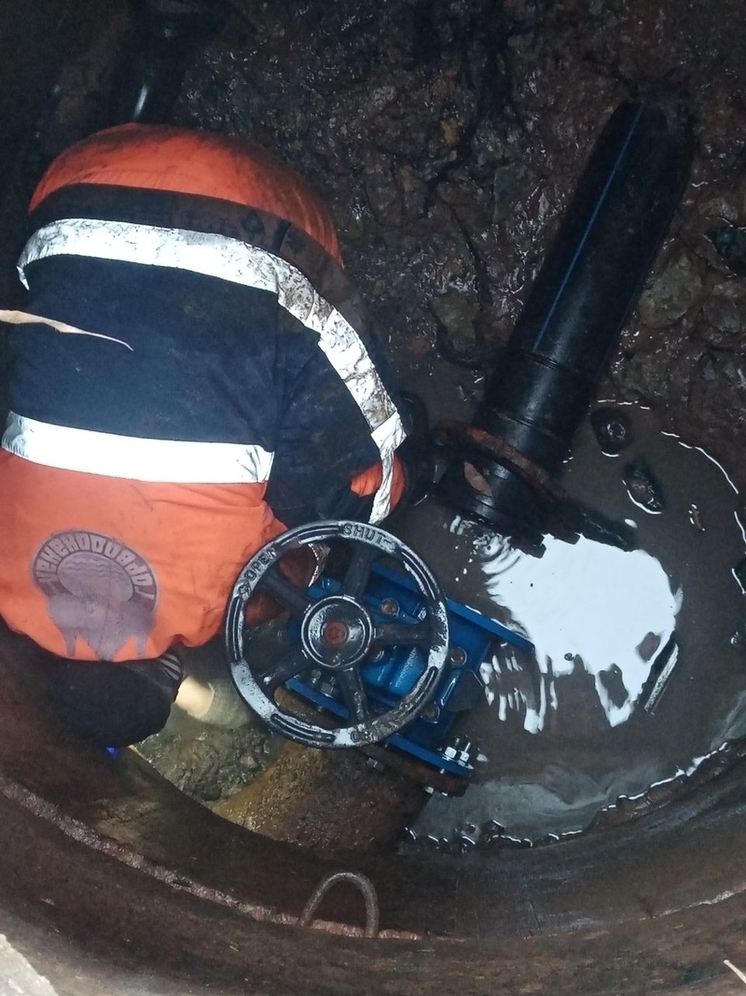 «Псковский Горводоканал» устраняет утечки на водопроводе в Гдове