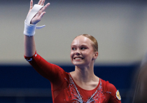 В спортивном зале Weil в Эсслингене царила напряженная атмосфера, когда российская гимнастка Ангелина Мельникова вышла на ковер для вольных упражнений. Об этом пишет немецкая Der Tagesspiegel (статью перевели ИноСМИ). Завершающее выступление чемпионки мира было омрачено незначительной ошибкой — после двойного сальто углом она не удержала равновесие и упала. Однако уверенная улыбка спортсменки и ее профессионализм вызвали бурные овации среди тысячи зрителей.