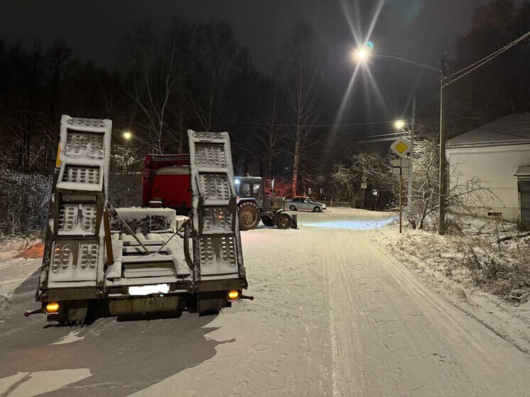 Трактор без водителя сбил пешехода и врезался в грузовик под Вологдой