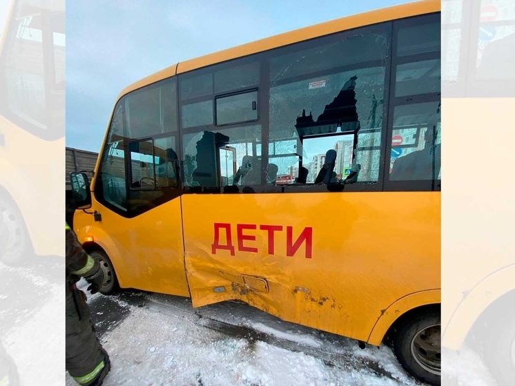 Полиция Северодвинска изучает ДТП с участием школьного автобуса
