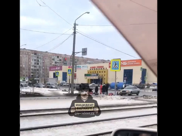 В Барнауле автомобиль сбил доставщика еды