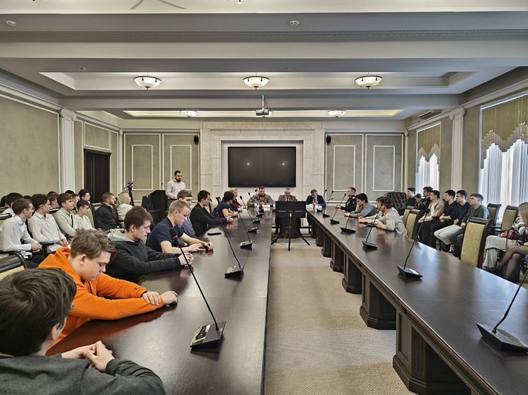 В Воронеже студенты встретились с героями СВО в рамках «Марафона добрых дел»