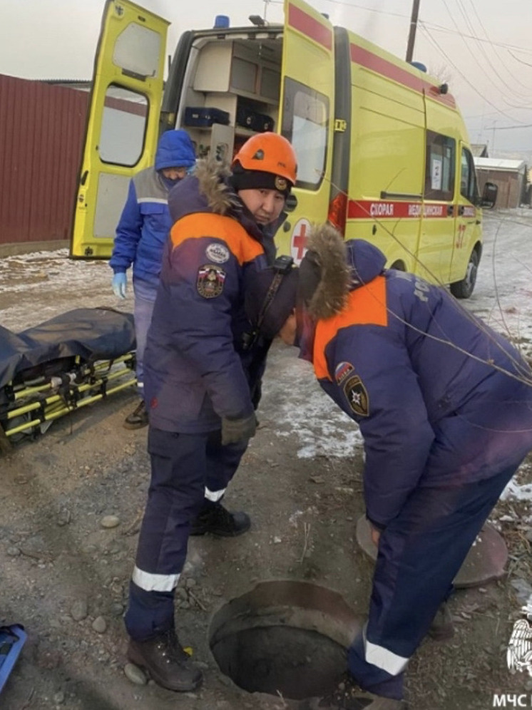 В поселке Каа-Хем (Тува) нетрезвый мужчина провалился в канализационный люк