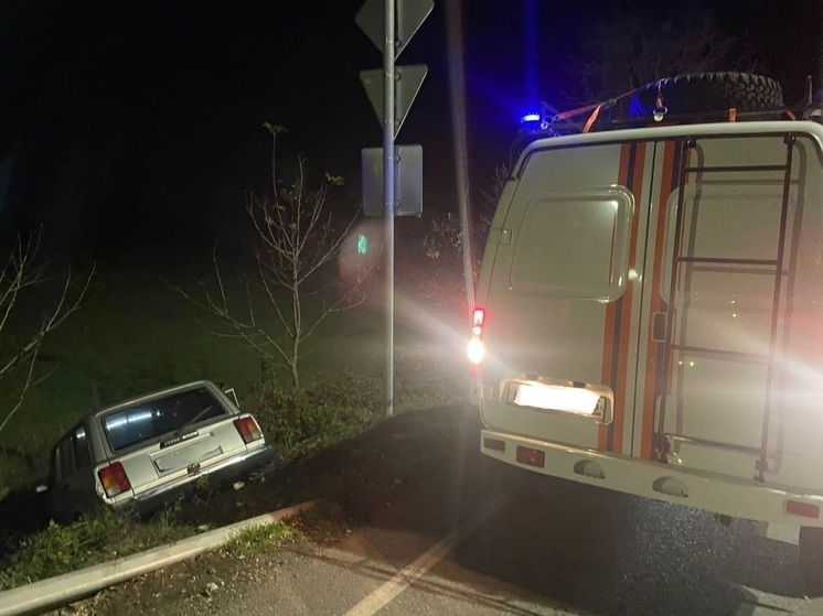 Спасатели помогли пожилому водителю, съехавшему в кювет в районе хутора Широкая щель