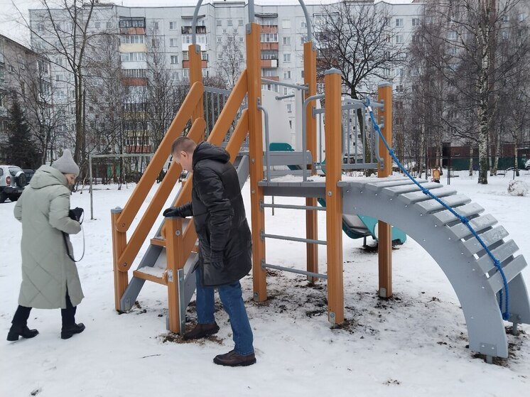В Соломбале проверяют новое детское игровое оборудование