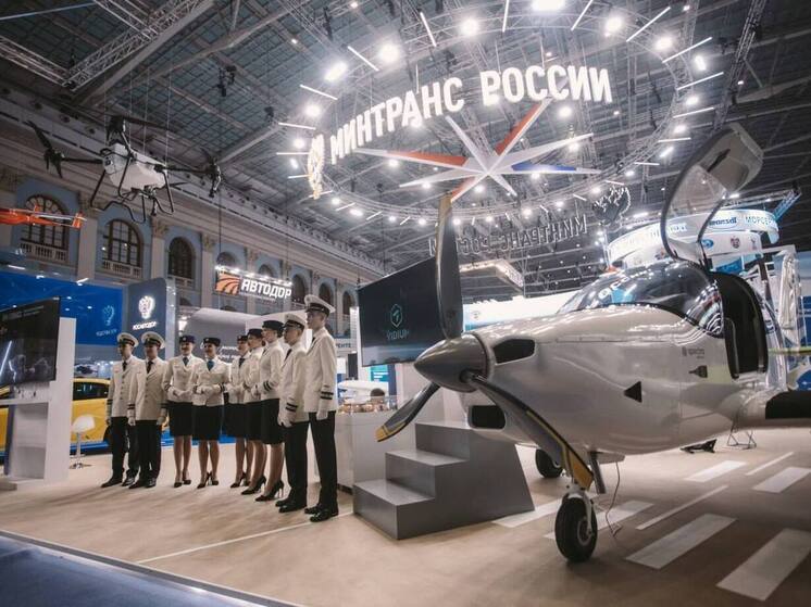 Олег Николаев обсуждает развитие транспортной отрасли на форуме в Москве