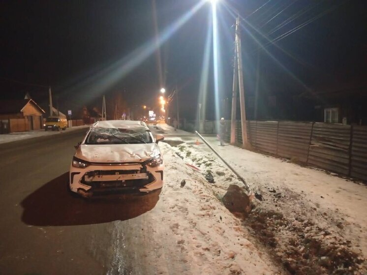 В Горно-Алтайске пьяный водитель на иномарке снес дорожный знак и вылетел в кювет