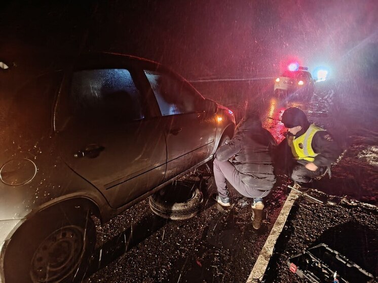 Госавтоинспекция выручила автомобилистов с пробитым колесом на дороге в Башмаковском районе