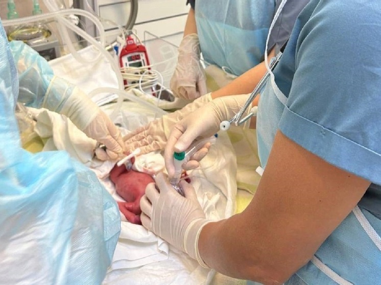 Новорожденную девочку весом 440 граммов спасли медики в Ижевске