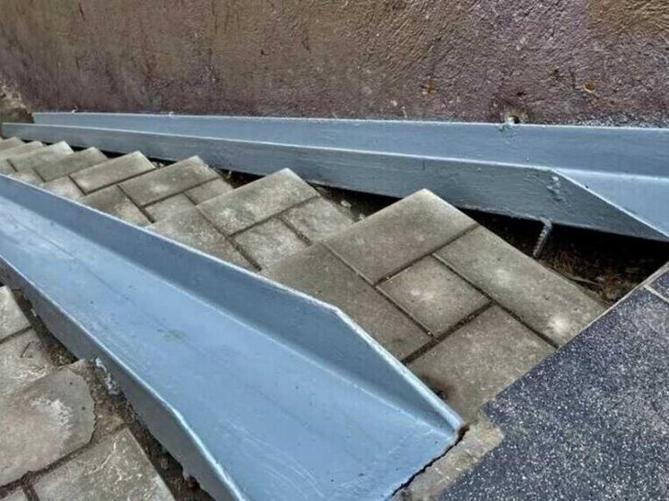 Омичи заметили дефекты на недавно благоустроенной лестнице к «Океану»