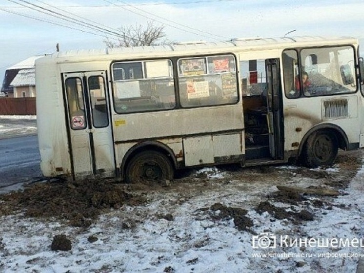 В Кинешме под землю частично провалился автобус