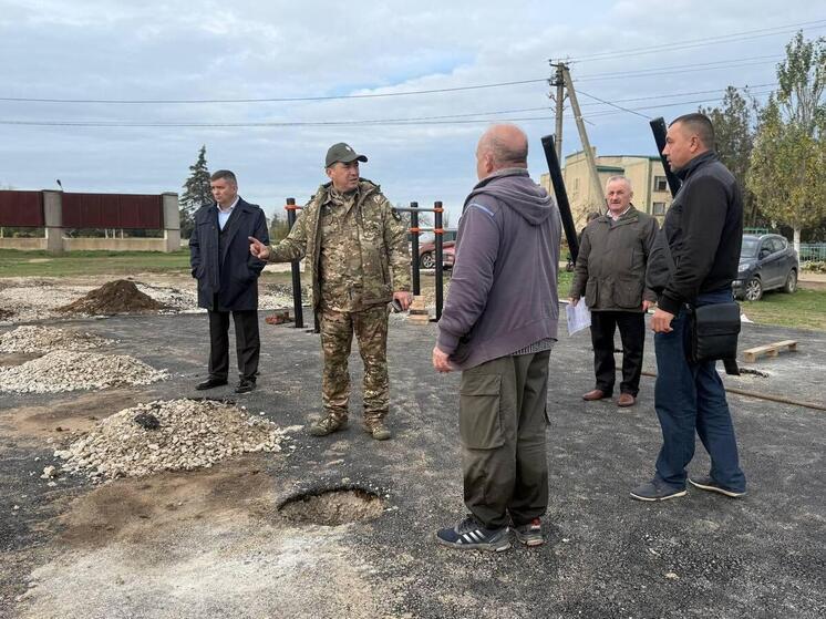 В селе Александровка проверили ход строительства многофункциональной спортплощадки