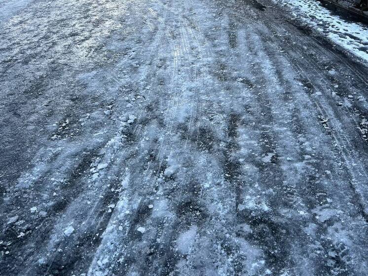 Девушка-подросток поскользнулась во дворе Петербурга и получила 100 тысяч