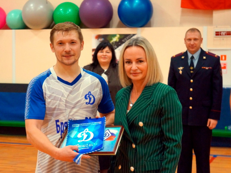 Брянские полицейские организовали турнир по мини-футболу для студентов