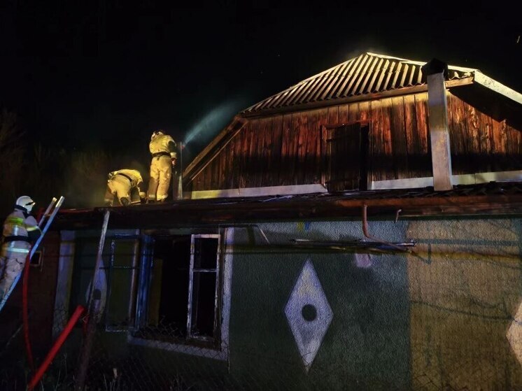 В Апшеронском районе спасатели потушили кровлю дома барачного типа и гараж