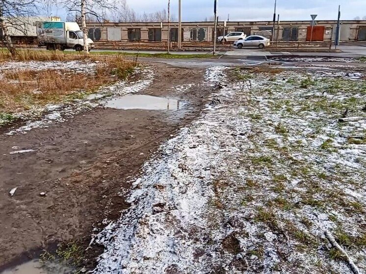 В Архангельске ресурсники оставили разрушенный тротуар без ремонта