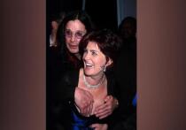 О том, как вдова Оззи Осборна Шэрон («романтический» байопик об их «истории любви» готовится Голливудом, о чем «МК» сообщал ранее) держала мужа в ежовых рукавицах, ходят легенды, как и о том, что «только благодаря ей» Оззи протянул до 76 лет, а не канул в «адову бездну хэви-угара» много раньше