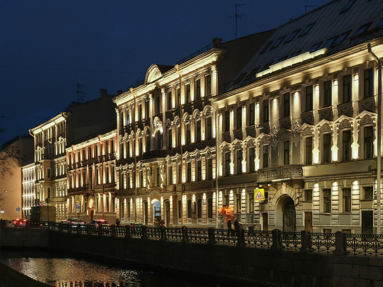 Декоративный свет пролился на пять зданий возле площади Труда в Петербурге