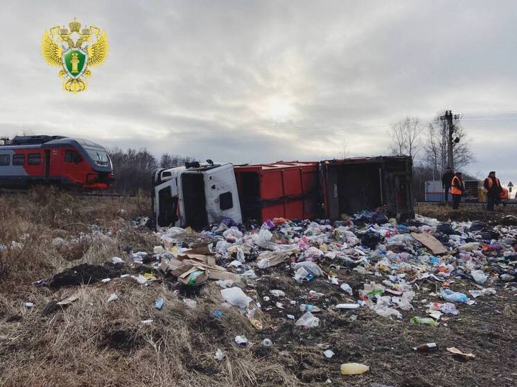 Пассажирский поезд Екатеринбург-Челябинск столкнулся с мусоровозом