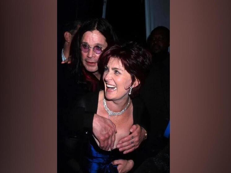 О том, как вдова Оззи Осборна Шэрон («романтический» байопик об их «истории любви» готовится Голливудом, о чем «МК» сообщал ранее) держала мужа в ежовых рукавицах, ходят легенды, как и о том, что «только благодаря ей» Оззи протянул до 76 лет, а не канул в «адову бездну хэви-угара» много раньше