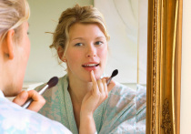 В соцсетях появился новый вирусный тренд — нанесение менструальной крови на лицо в качестве омолаживающей маски