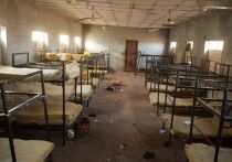 Одна из 25 школьниц, похищенных в понедельник из школьного общежития в штате Кебби на северо-западе Нигерии, сбежала из плена и вернулась домой, сообщил директор школы агентству Associated Press во вторник